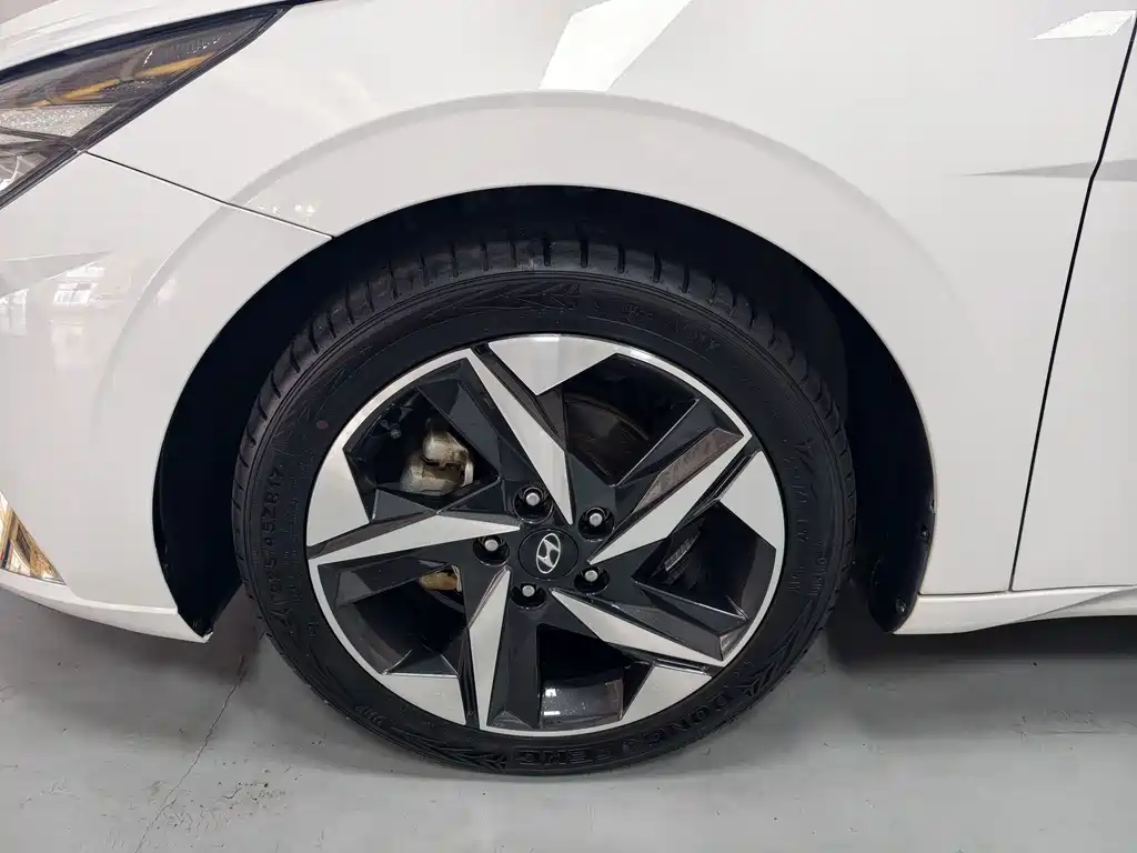 Hyundai Elantra — миниатюра 12