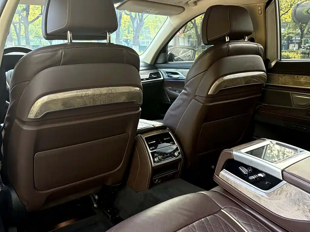 BMW 7 Series — миниатюра 19