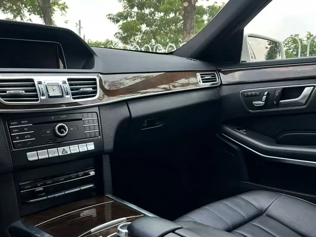 Mercedes-Benz E-Class — миниатюра 9