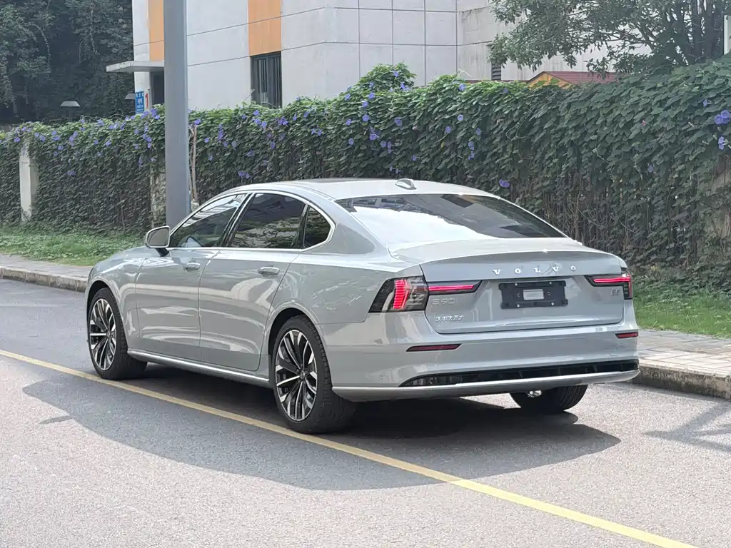 Volvo S90 2026 B5 Luxury