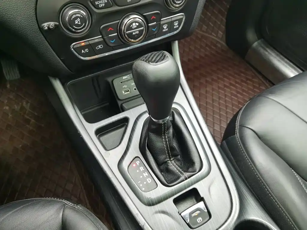 Jeep Cherokee — миниатюра 13