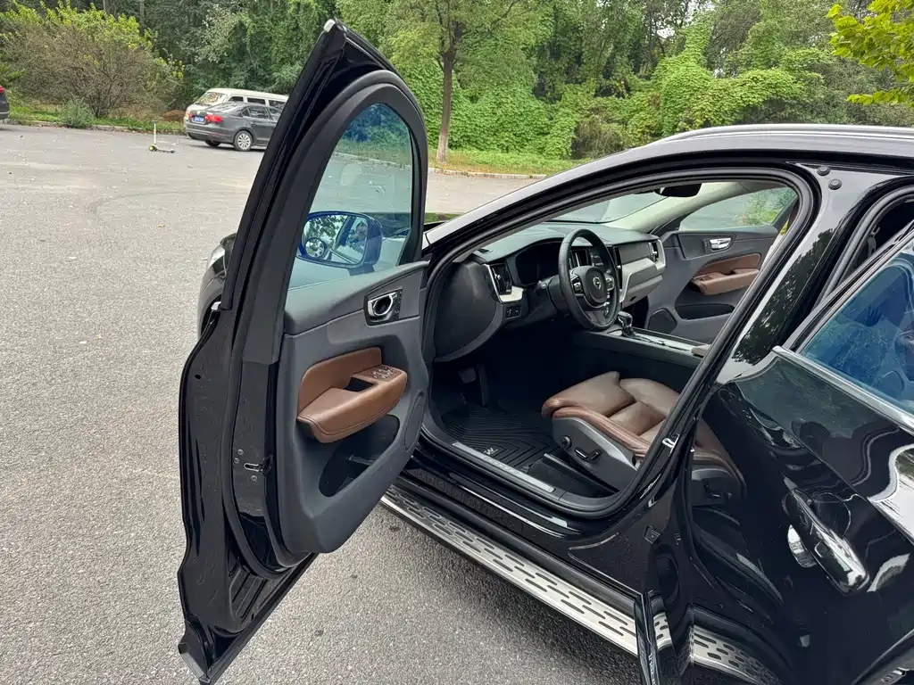 Volvo XC60 T5 4WD Smart Elegant Luxury Edition, фото 9