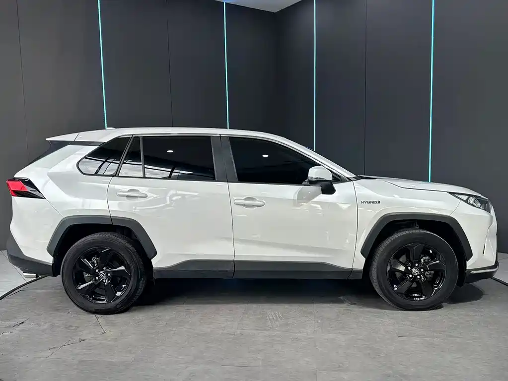 Toyota RAV4 — миниатюра 4
