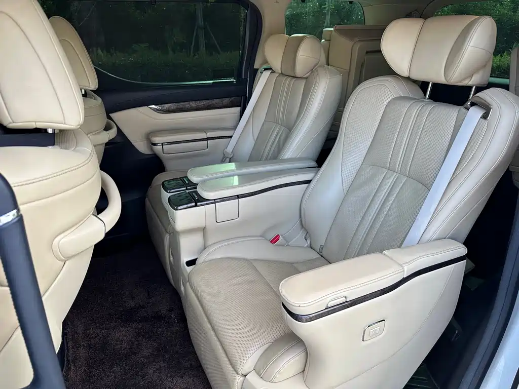 Toyota Alphard — миниатюра 10