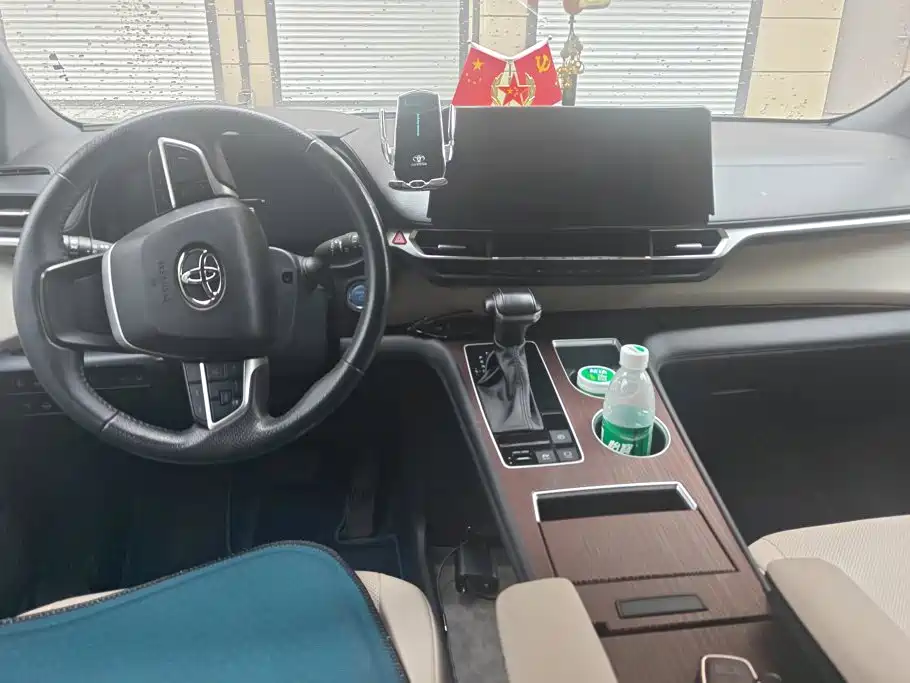 Toyota Granvia — миниатюра 12