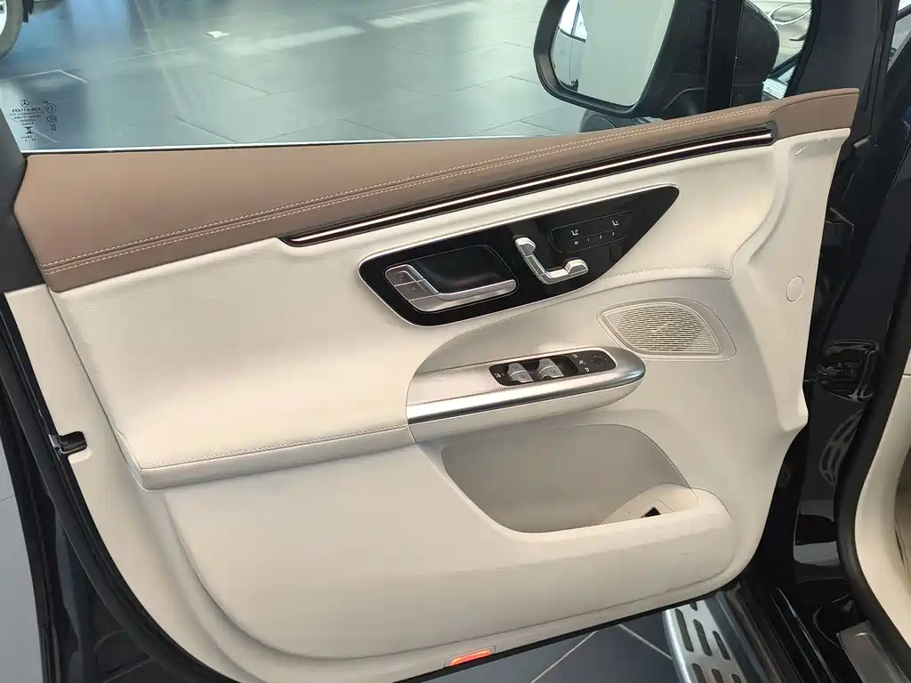 Mercedes-Benz EQE SUV — миниатюра 5