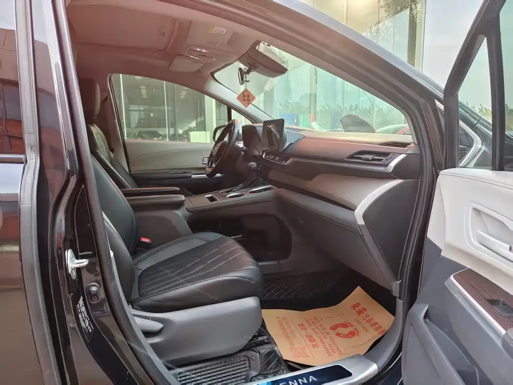 Toyota Sienna — миниатюра 8