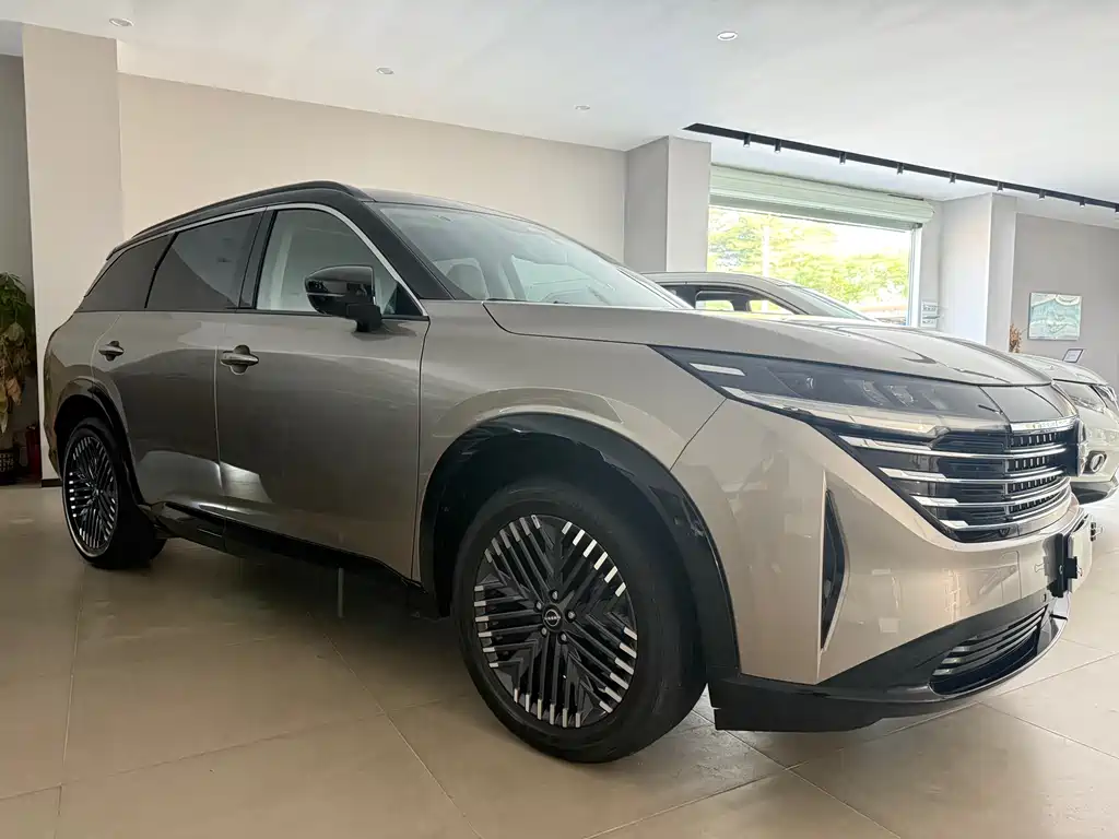 NISSAN EXPLORING THE LAND