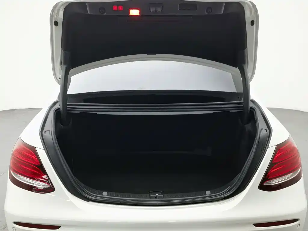 Mercedes-Benz E-Class — миниатюра 16