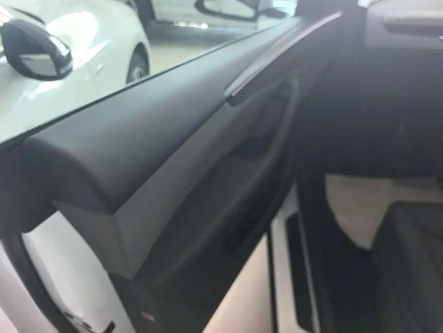 Tesla Model Y — миниатюра 7