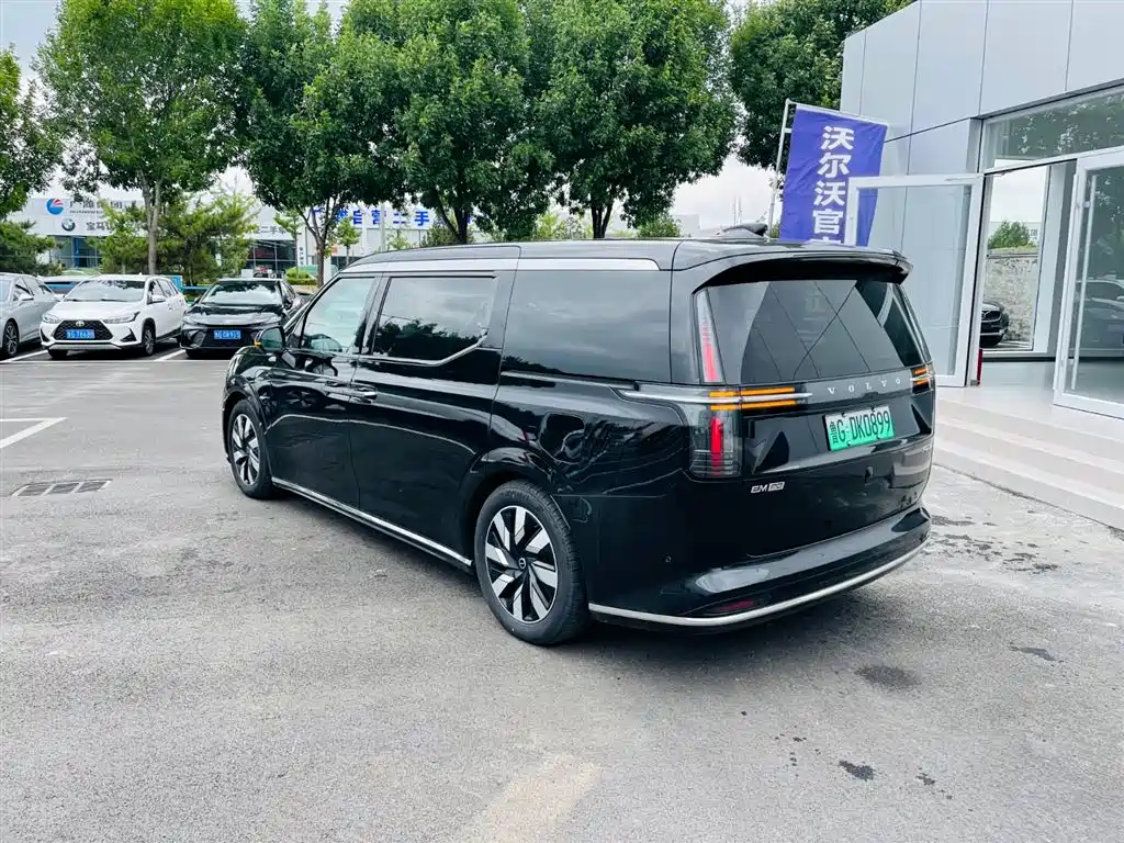 Volvo EM90 2025 Ultra мест