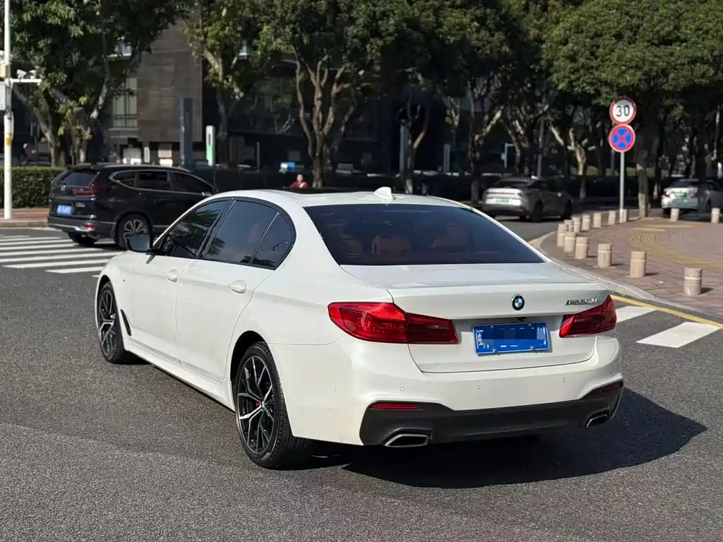 BMW 5 Series — миниатюра 9