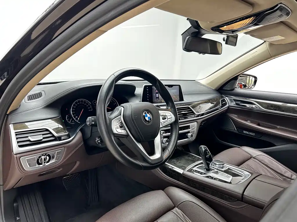 BMW 7 Series — миниатюра 8