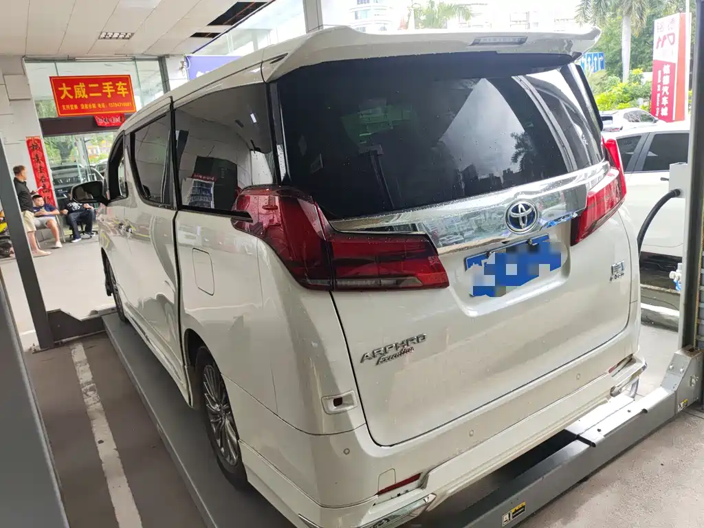 Toyota Alphard — миниатюра 4