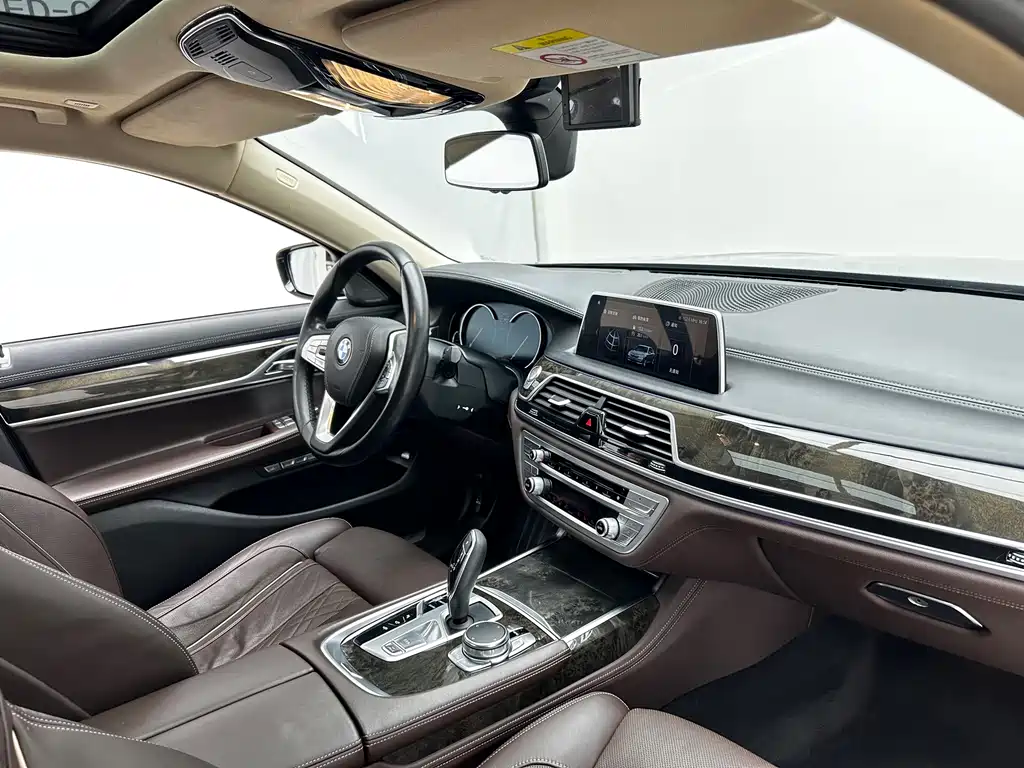BMW 7 Series — миниатюра 22