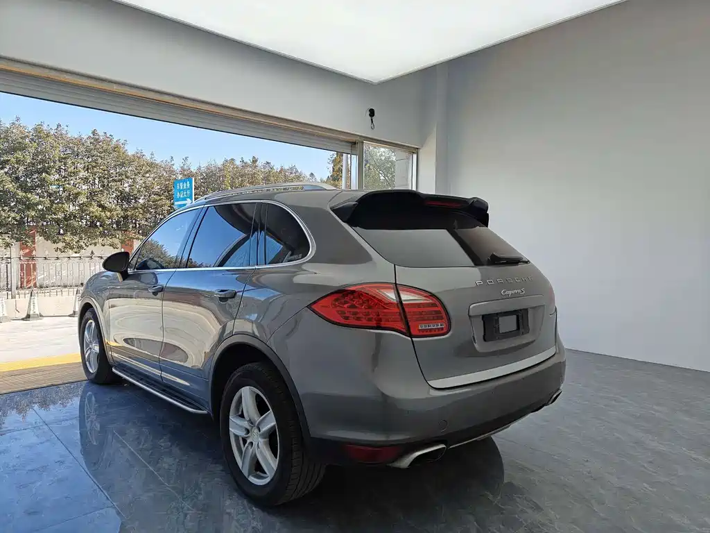 Porsche Cayenne — миниатюра 5