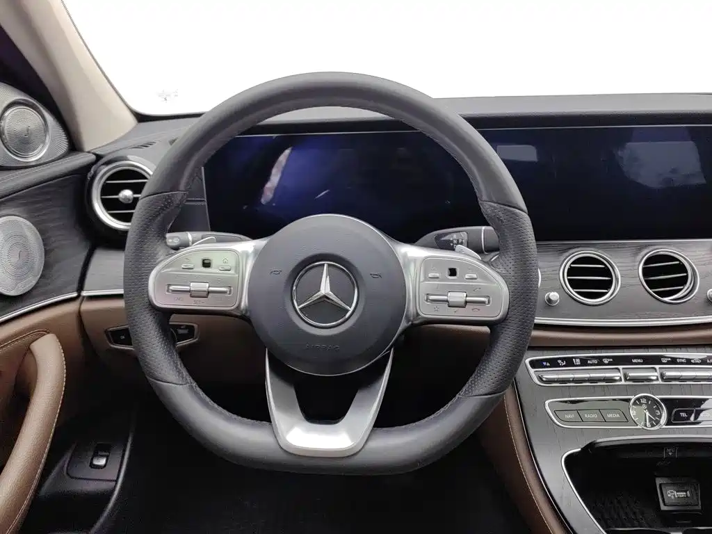 Mercedes-Benz E-Class — миниатюра 11