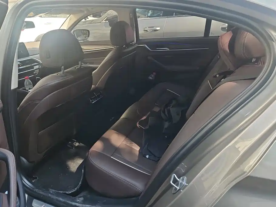 BMW 5 Series — миниатюра 11