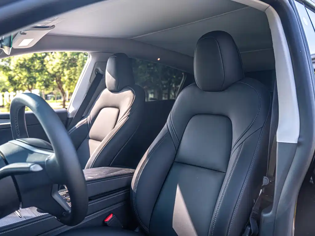 Tesla Model Y — миниатюра 12