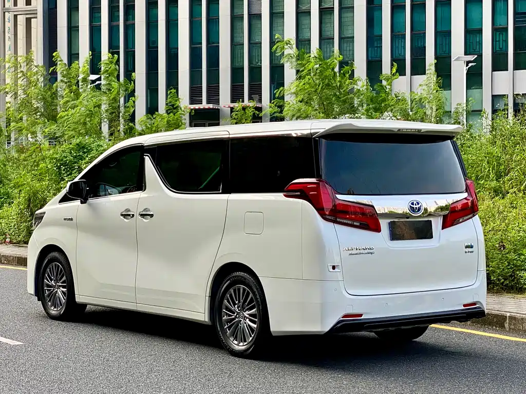 Toyota Alphard — миниатюра 7