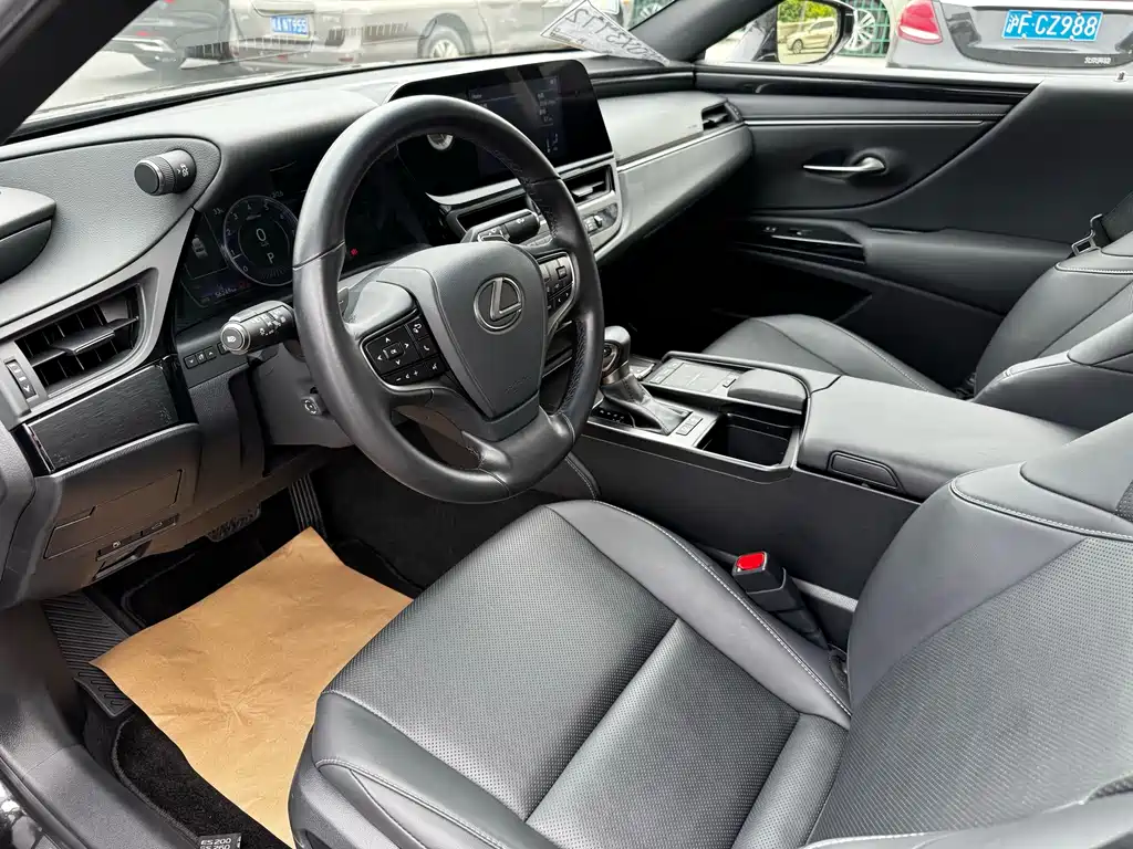 Lexus ES 2022 260