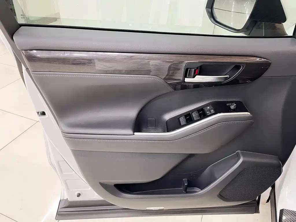 Toyota Crown Kluger — миниатюра 14