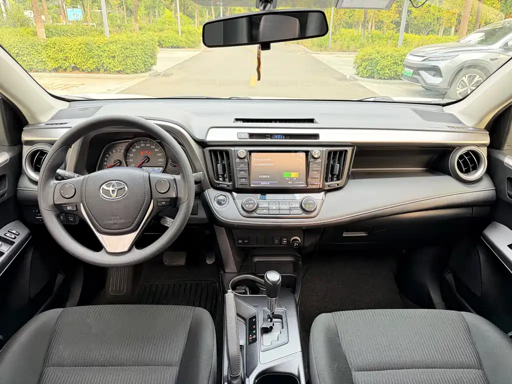 Toyota RAV4 — миниатюра 10