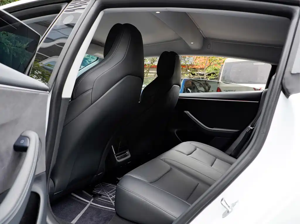 Tesla Model 3 — миниатюра 15
