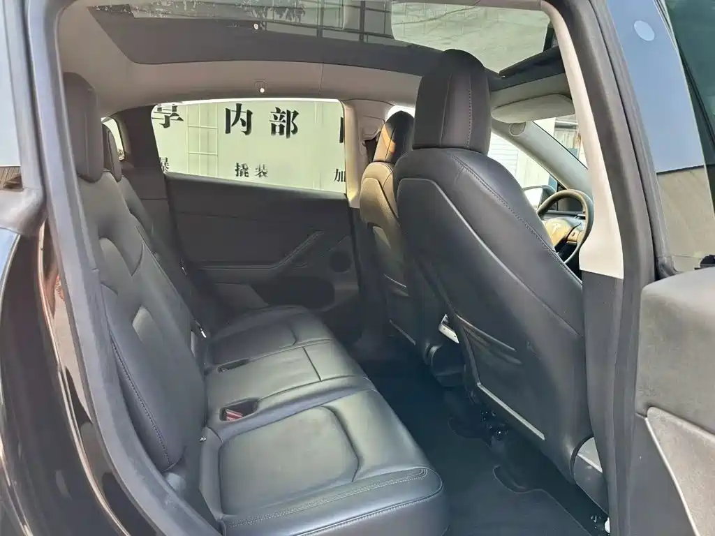 Tesla Model Y — миниатюра 13