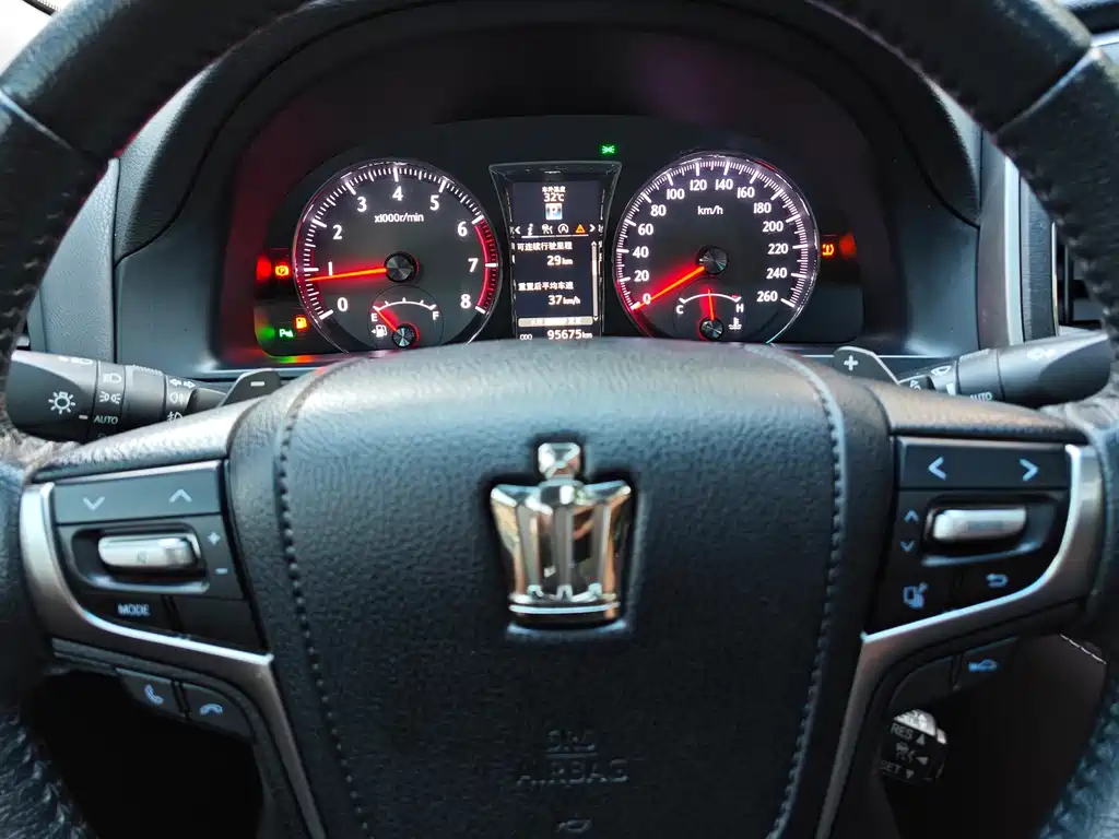Toyota Crown — миниатюра 7