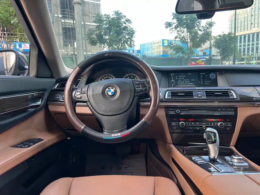 BMW 7 Series — миниатюра 12