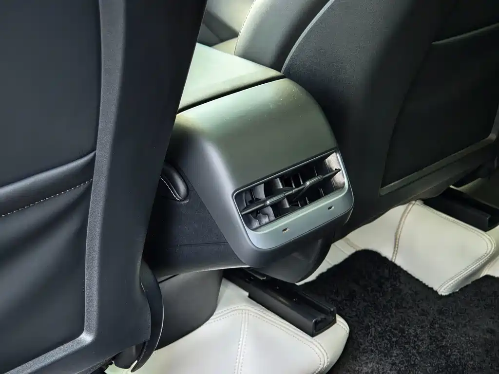 Tesla Model Y — миниатюра 9