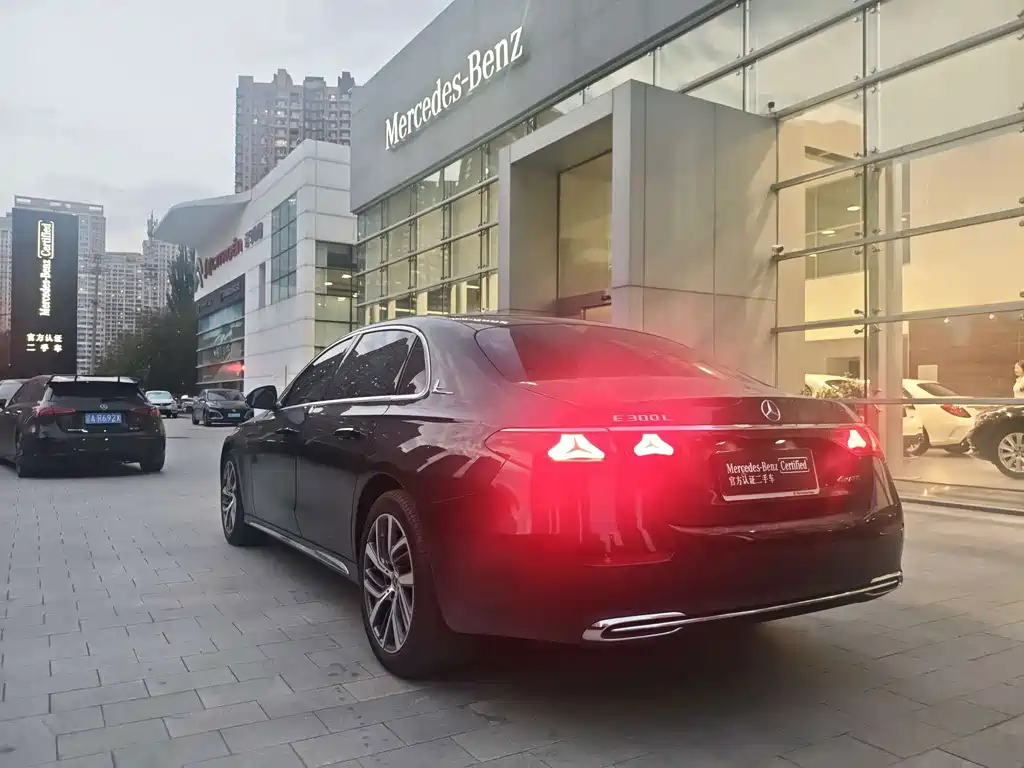 Mercedes-Benz E-Class — миниатюра 9