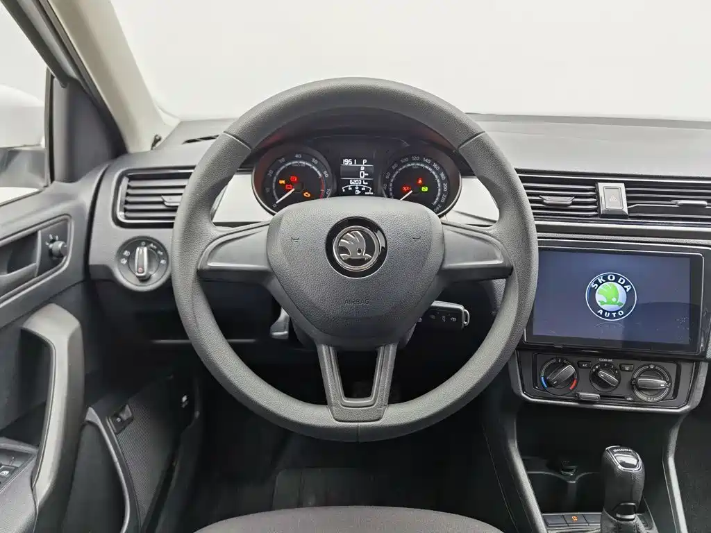 Skoda Rapid — миниатюра 11
