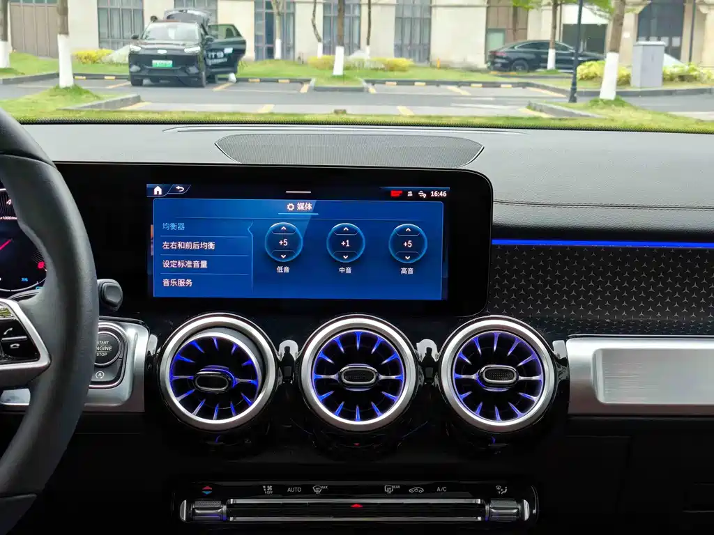 Mercedes-Benz GLB — миниатюра 9