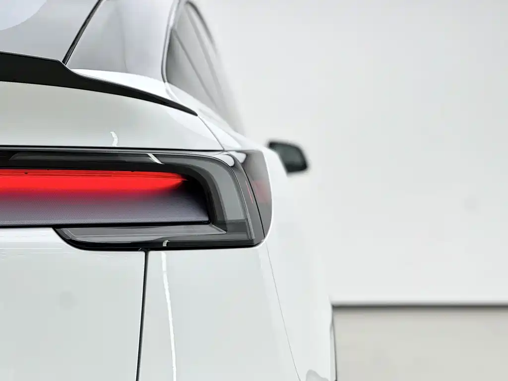 Tesla Model Y L — миниатюра 12