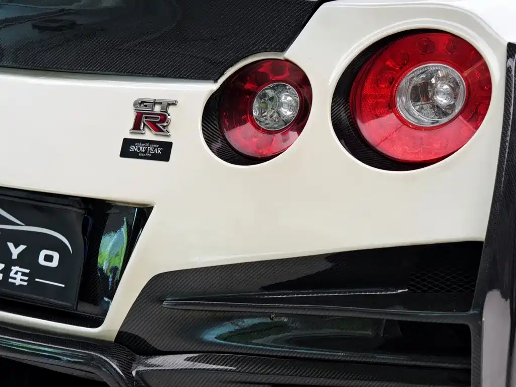 Nissan GT-R — миниатюра 11