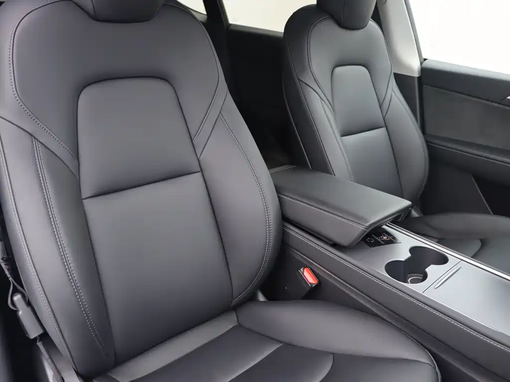 Tesla Model Y — миниатюра 10