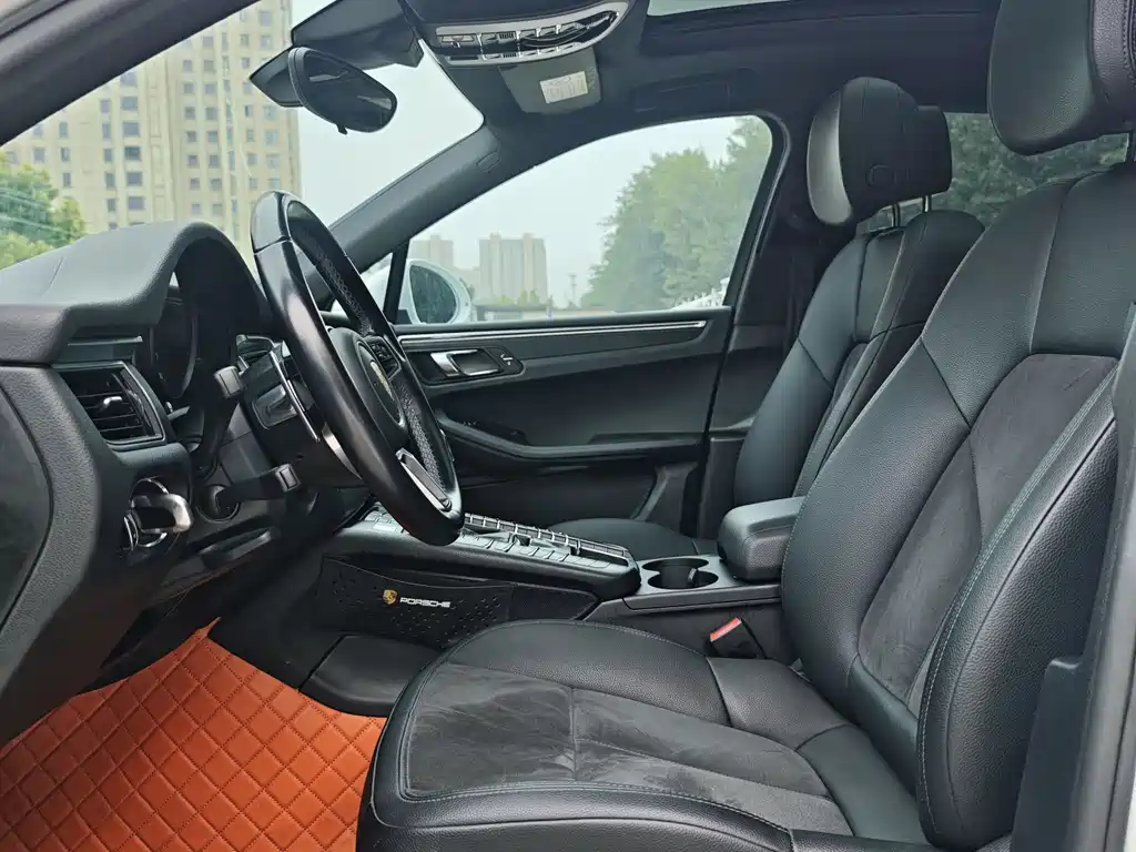 PORSCHE MACAN