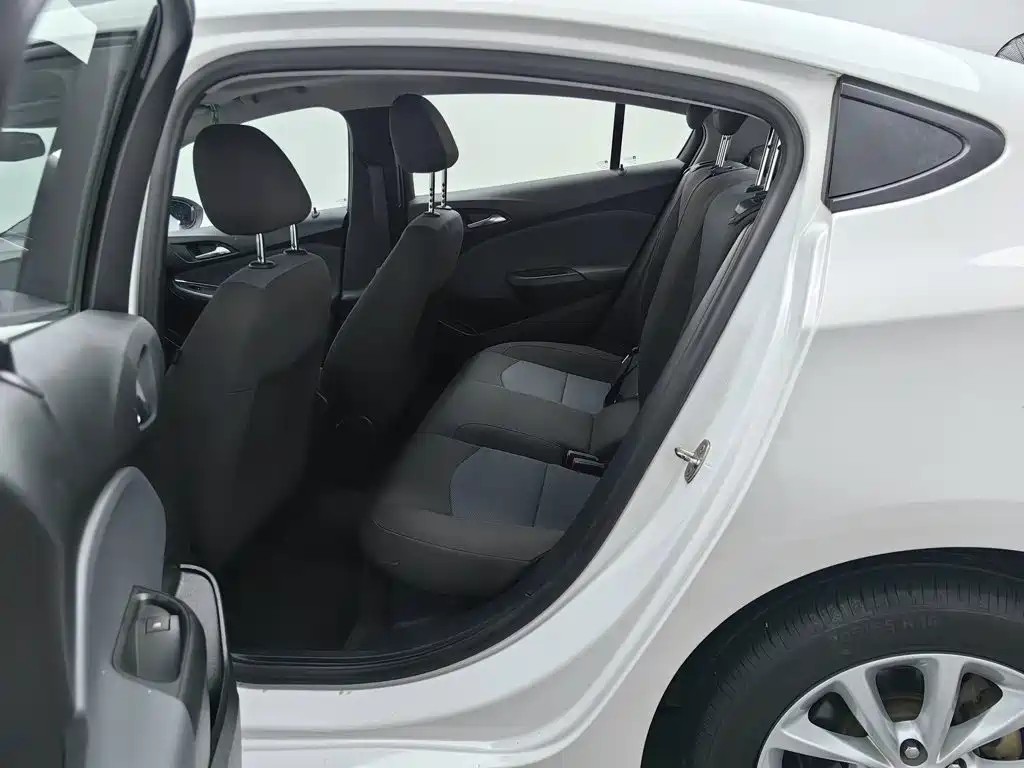 Chevrolet Cruze — миниатюра 15