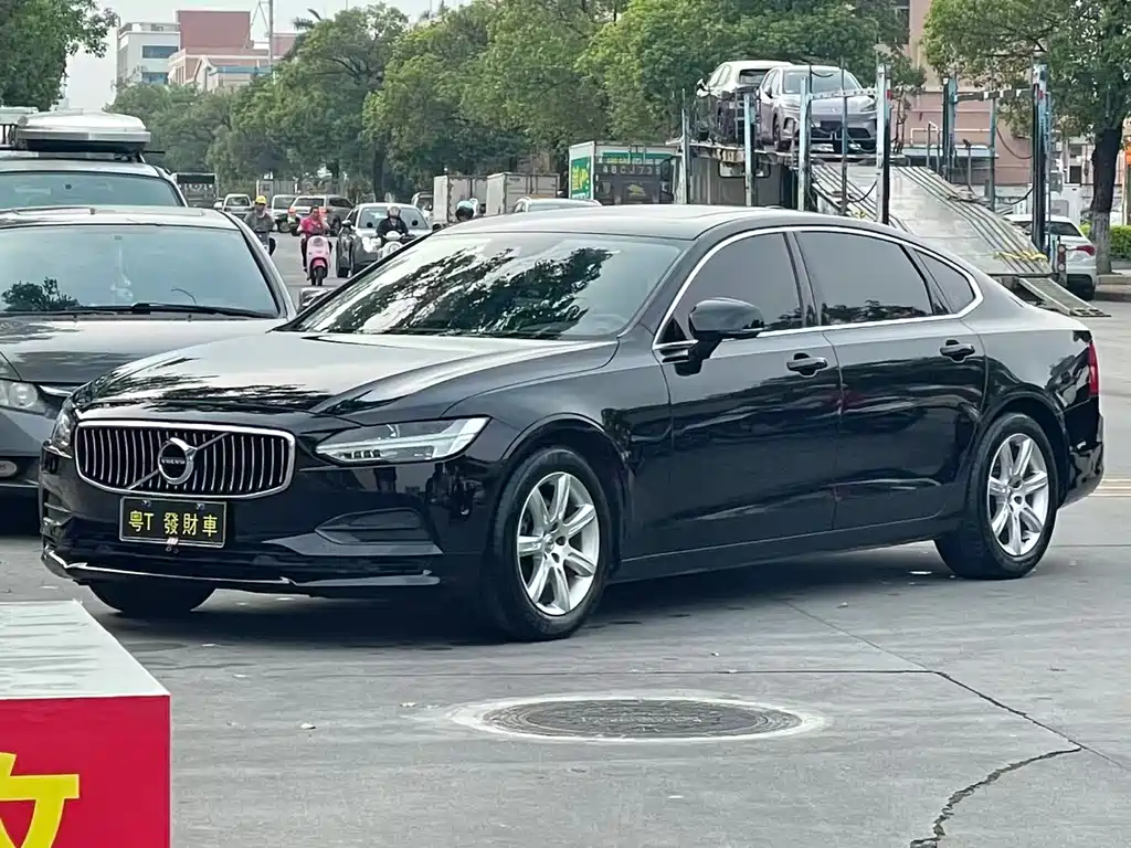 Купить Volvo S90