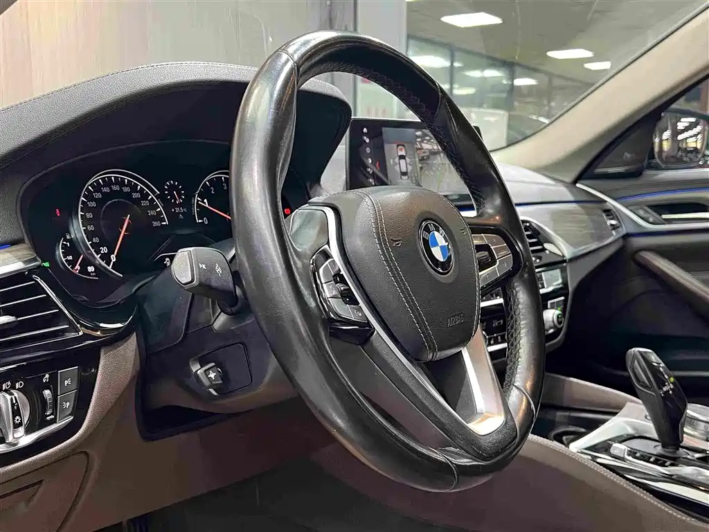 BMW 5 Series — миниатюра 19