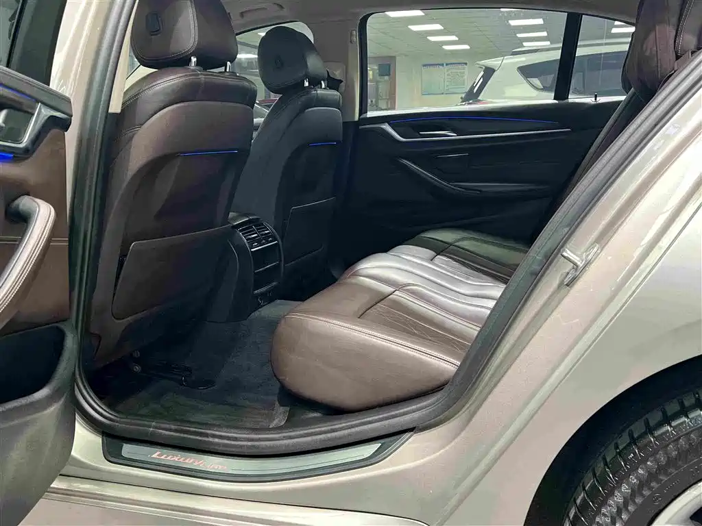 BMW 5 Series — миниатюра 7