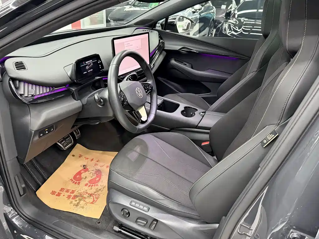 VOLKSWAGEN WITH THE CROWD 06