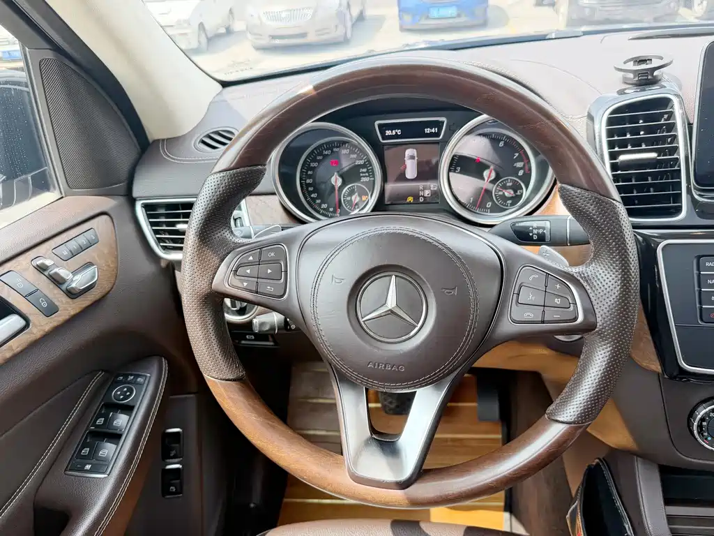 Mercedes-Benz GLS — миниатюра 8
