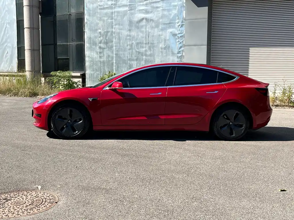 Tesla Model 3 — миниатюра 3