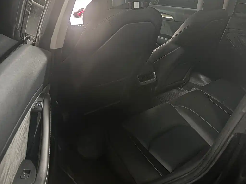 Tesla Model 3 — миниатюра 6