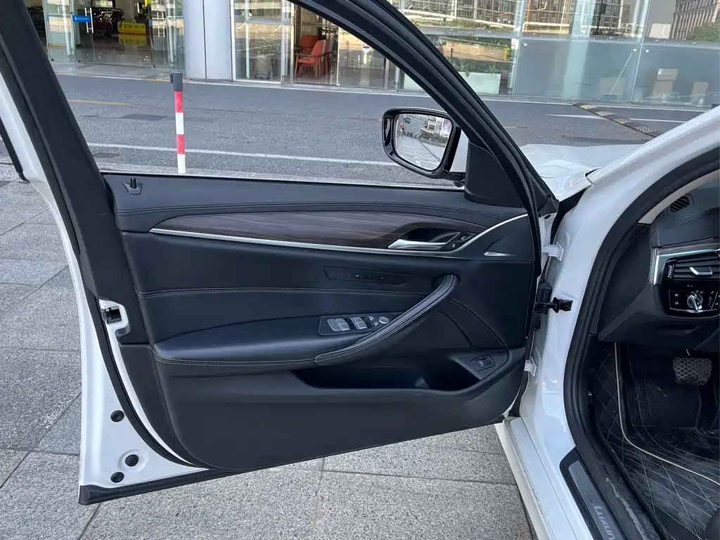BMW 5 Series — миниатюра 12