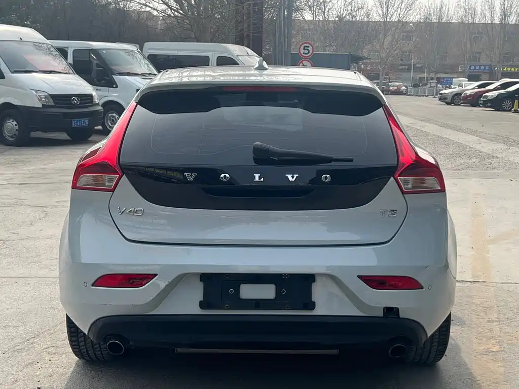 VOLVO V40