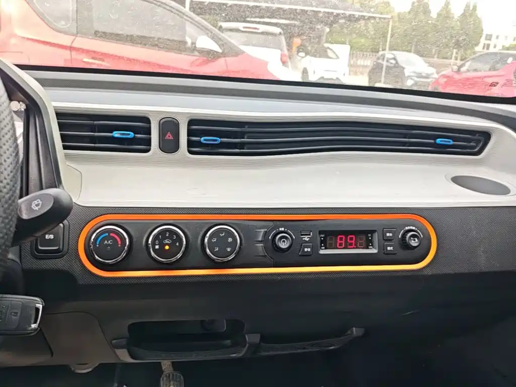 Wuling MINIEV — миниатюра 13